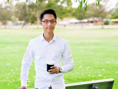 Adam bir parkta bir kahve molası