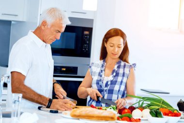 Mutlu çift evde yemek