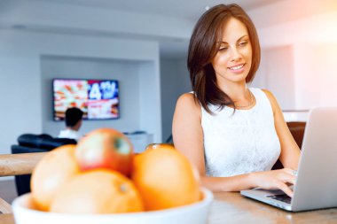 Onu laptop çalışan genç güzel kadın