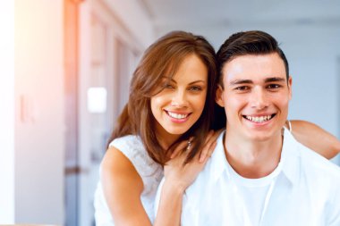 Kameraya gülümseyen mutlu çift