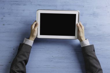 Bayan patron tablet aygıtı kullanma