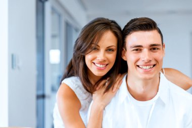 Kameraya gülümseyen mutlu çift