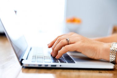 Onu laptop çalışan olgun güzel kadın