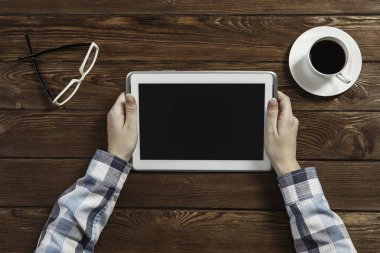 Tablet PC ile elinde boş perde