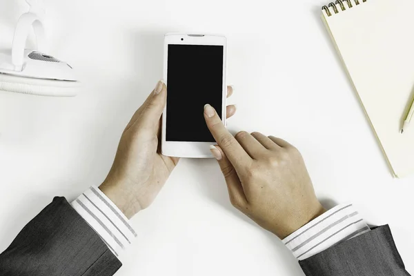 Businesswoman using her smartphone — Stock Photo, Image