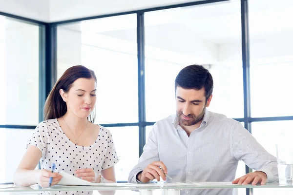 Imagem de dois jovens empresários em funções — Fotografia de Stock