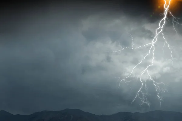 Achtergrond van de dramatische thunder — Stockfoto