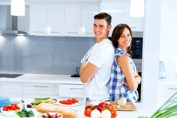 Couple cooking together at home — Stock Photo, Image