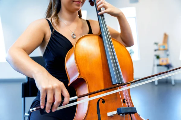 Vrouw spelen cello — Stockfoto