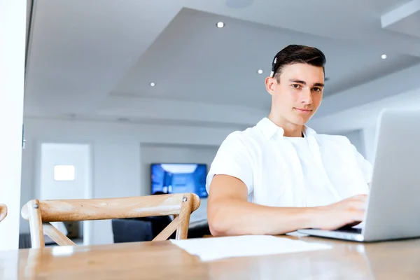 Homme travaillant sur ordinateur portable à la maison — Photo