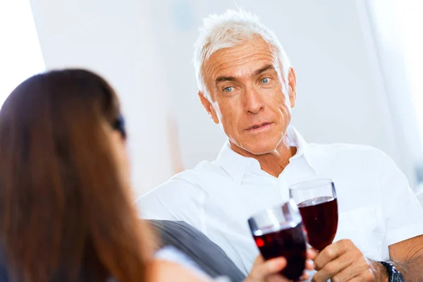 Retrato de una pareja tomando una copa de vino tinto — Foto de Stock