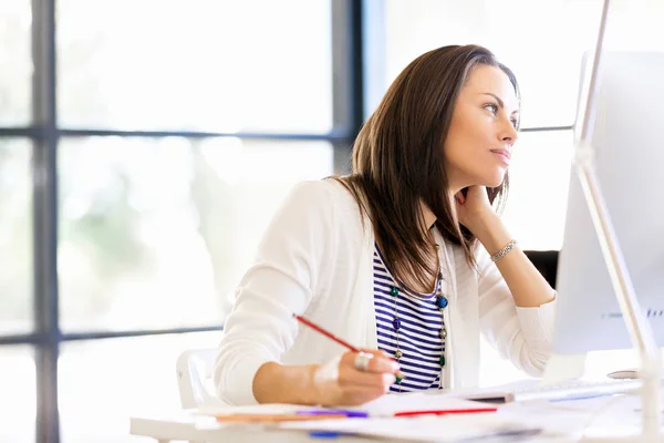 Zufriedener Unternehmer oder Freiberufler im Büro oder zu Hause — Stockfoto