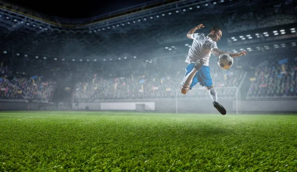 Jogador de futebol no estádio. Meios mistos — Fotografia de Stock