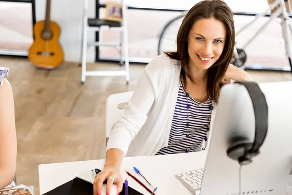 Empreendedor feliz ou freelancer em um escritório ou casa — Fotografia de Stock