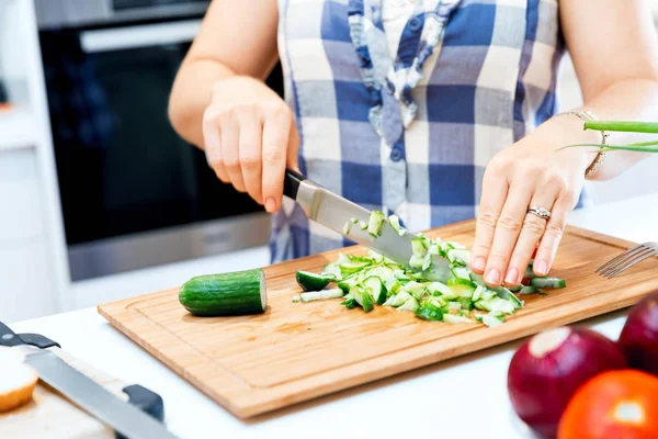 Kvinna händer skära gurka — Stockfoto