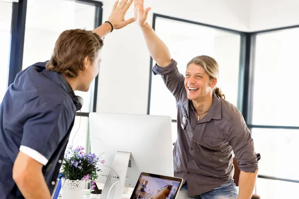 Zwei Jungunternehmer im Amt feiern Erfolg — Stockfoto