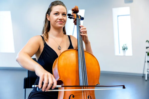 Donna che suona il violoncello — Foto Stock