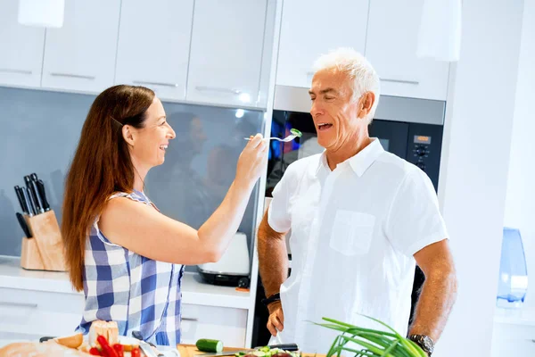 Pareja madura cocinando en casa — Foto de Stock