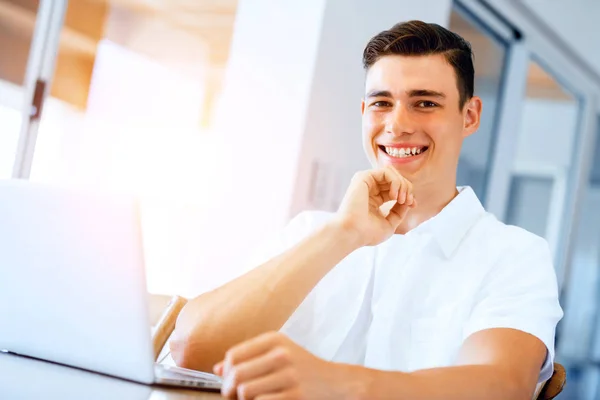 Uomo che lavora su laptop a casa — Foto Stock