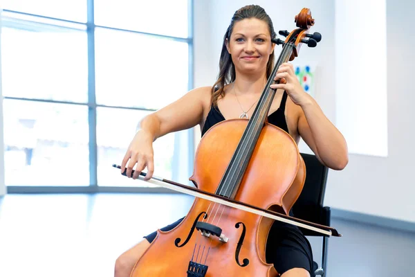 Frau spielt Cello — Stockfoto