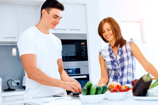 Couple cooking together at home — Stock Photo, Image