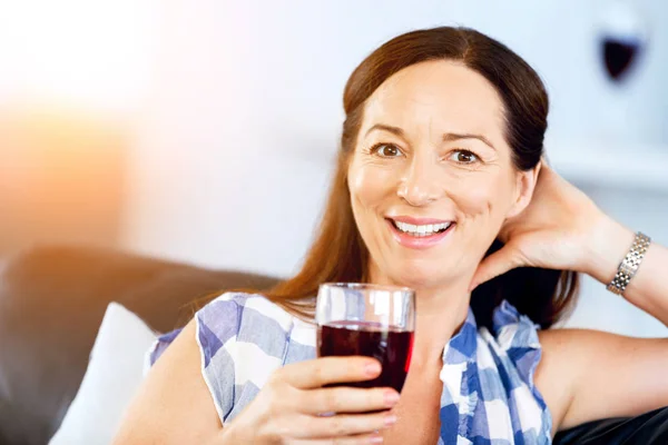 Donna con in mano un bicchiere di vino in casa — Foto Stock