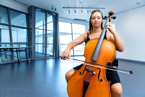 Woman playing cello — Stock Photo, Image