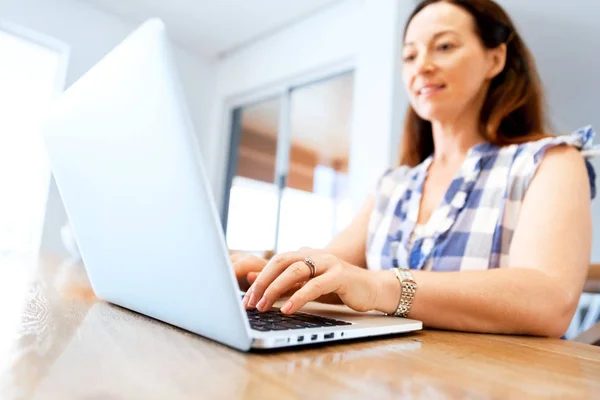 Rijpe mooie vrouw die op haar laptop werkt — Stockfoto