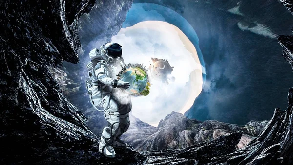 Spaceman voeren zijn missie. Mixed media — Stockfoto