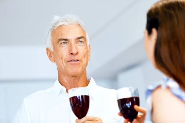 Portrait d'un couple prenant un verre de vin rouge — Photo