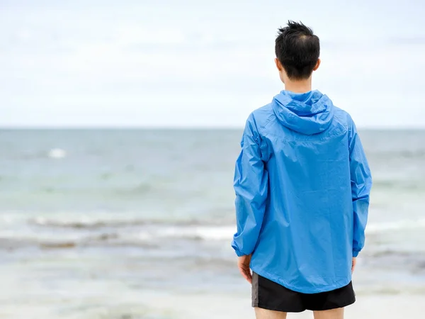 Молодой человек делает упражнения на пляже — стоковое фото
