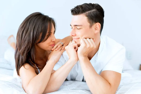 Jong koppel in het bed — Stockfoto