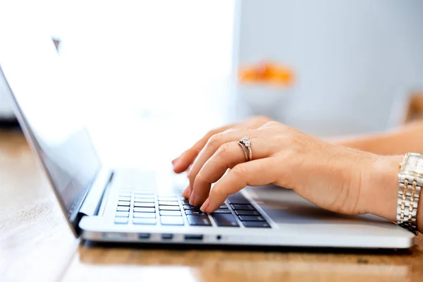 Reife schöne Frau arbeitet auf ihrem Laptop — Stockfoto