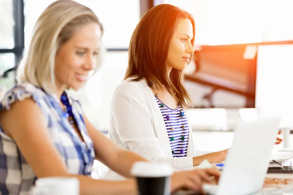 Feliz empresario o freelancer en una oficina o casa — Foto de Stock