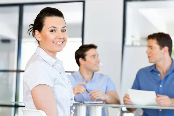 Felice imprenditore o libero professionista in un ufficio o in casa — Foto Stock