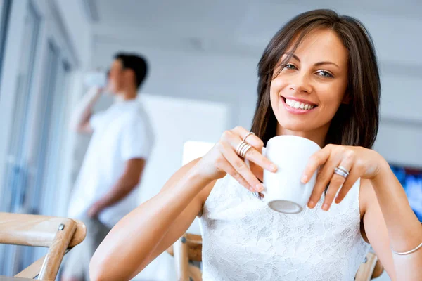 Glad ung kvinna med kopp te eller kaffe — Stockfoto