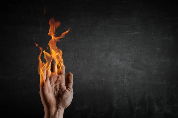 Fogo queimando em suas mãos — Fotografia de Stock