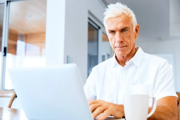 Homem trabalhando no laptop em casa — Fotografia de Stock