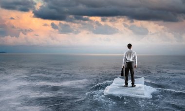 Sörf denizde yüzen buz kütlesi. Karışık teknik