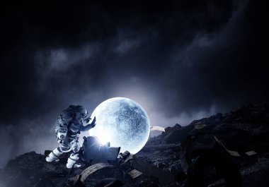 Uzay Adamı ve görevi. Karışık ortam