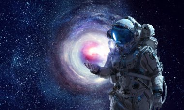 Uzay Adamı ve görevi. Karışık ortam