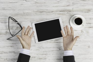 Tablet PC ile elinde boş perde