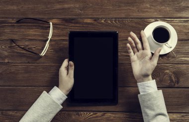 Tablet PC ile elinde boş perde