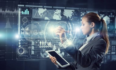 Yenilikçi medya teknolojileri kullanılıyor. Karışık teknik