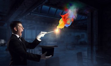 Sihirli gösteren iş adamı. Karışık teknik