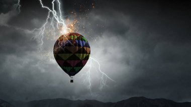 Aerostat bulutların üzerinde uçuyor. Karışık teknik