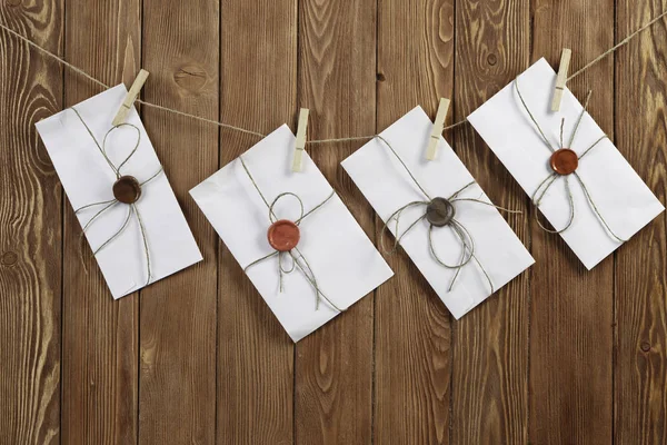 Enveloppen vastgemaakt aan touw — Stockfoto