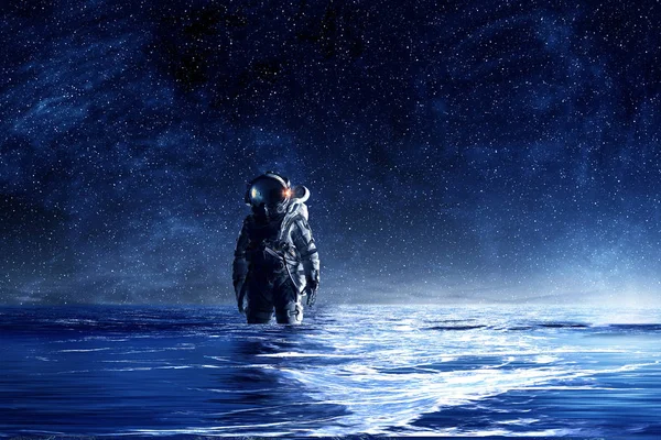 Διαστημάνθρωπου στη θάλασσα. Μικτή τεχνική — Φωτογραφία Αρχείου