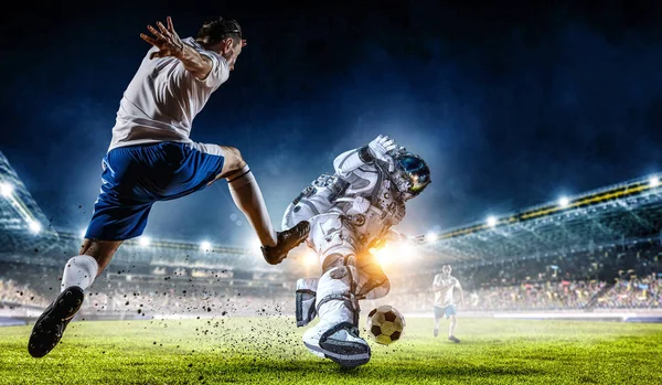 Astronauta jogar futebol jogo — Fotografia de Stock