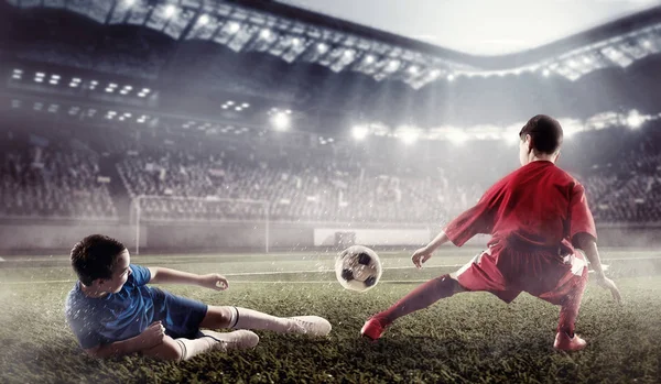As crianças jogam futebol. Meios mistos — Fotografia de Stock